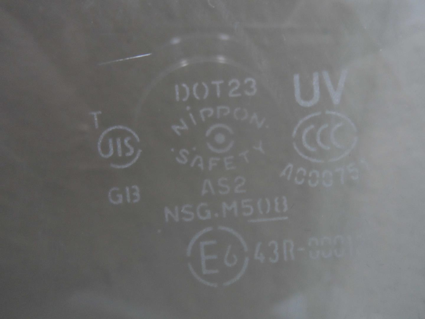 Стекло двери передней левой