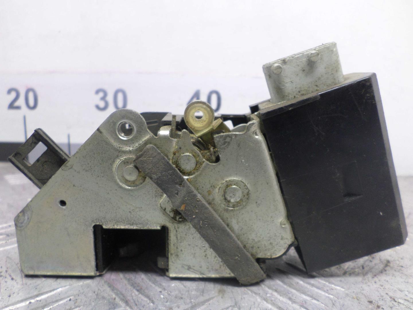 Замок двери задней правой