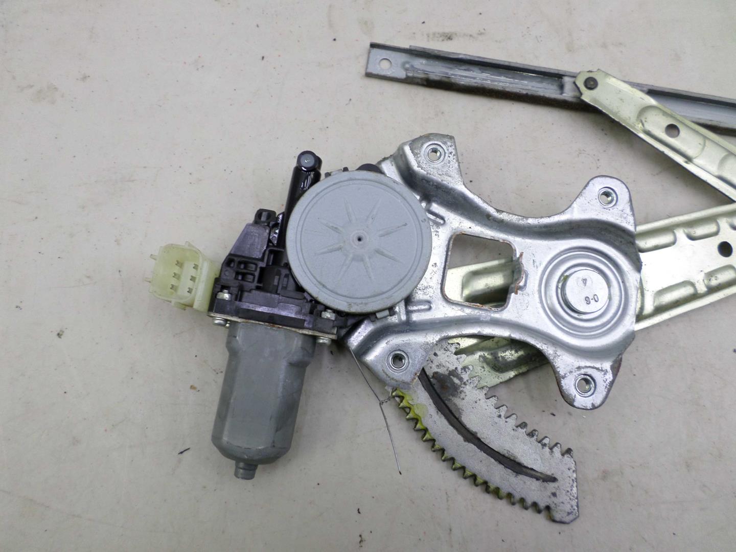 Стеклоподъемник электр. задний левый