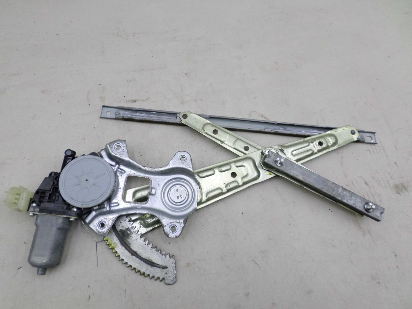 Стеклоподъемник электр. задний левый