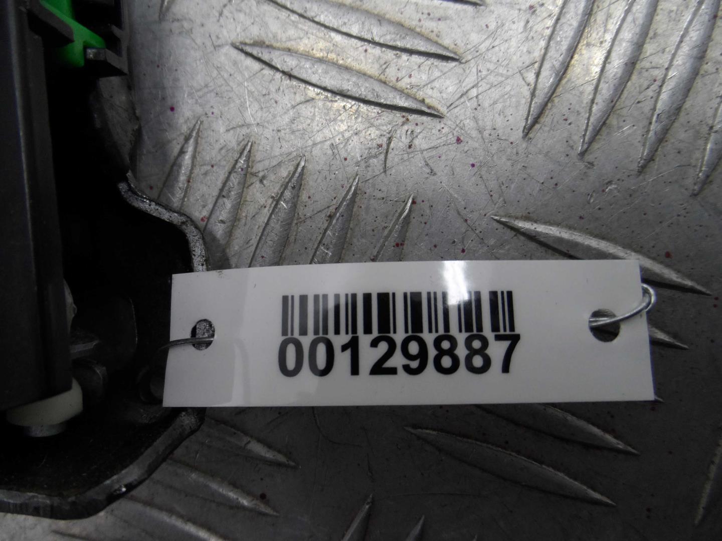 Замок двери передней левой