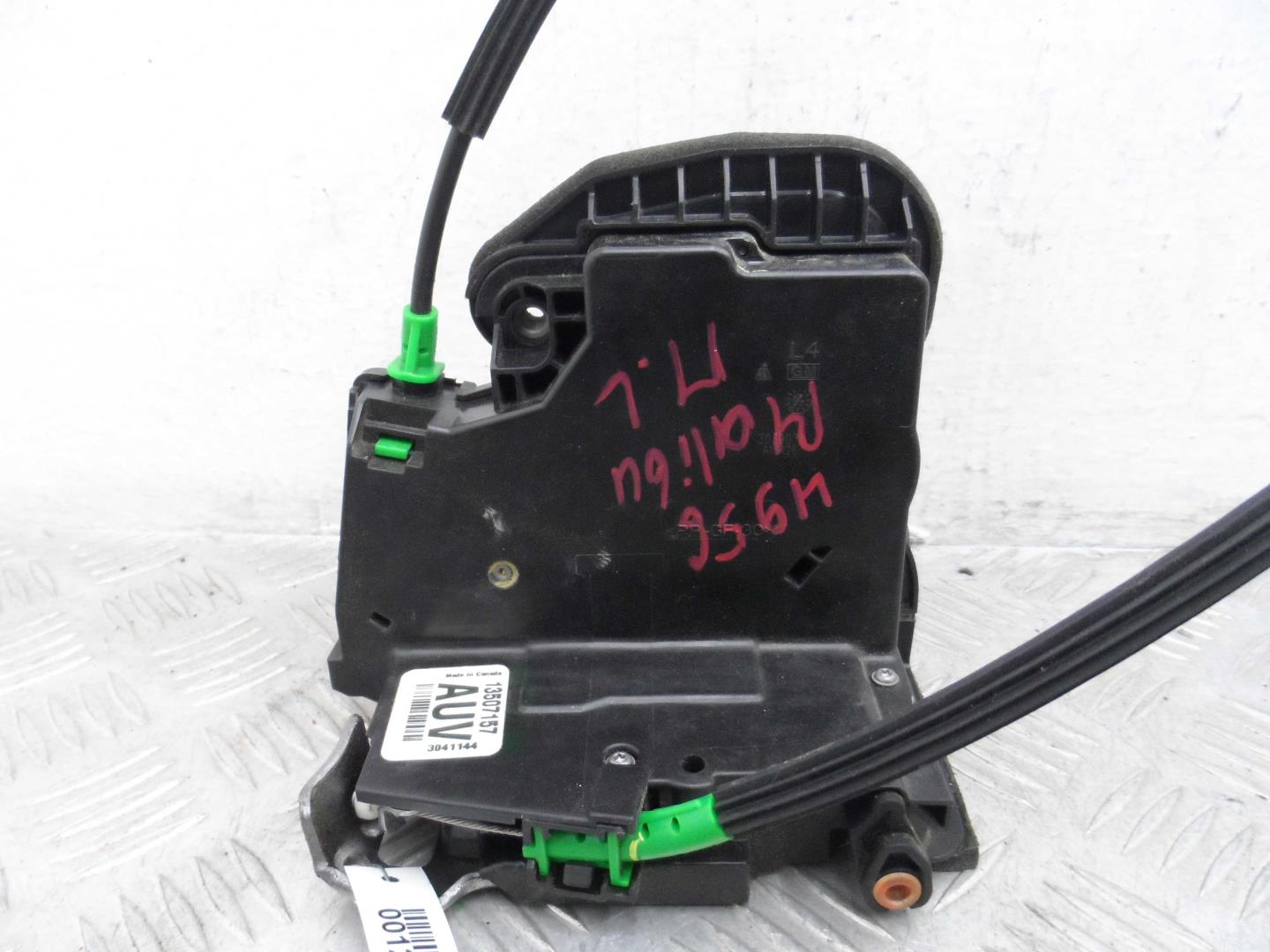 Замок двери передней левой