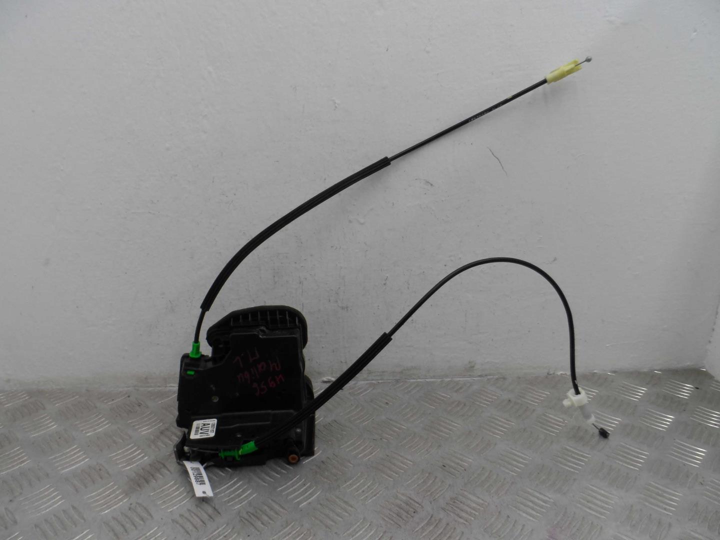 Замок двери передней левой