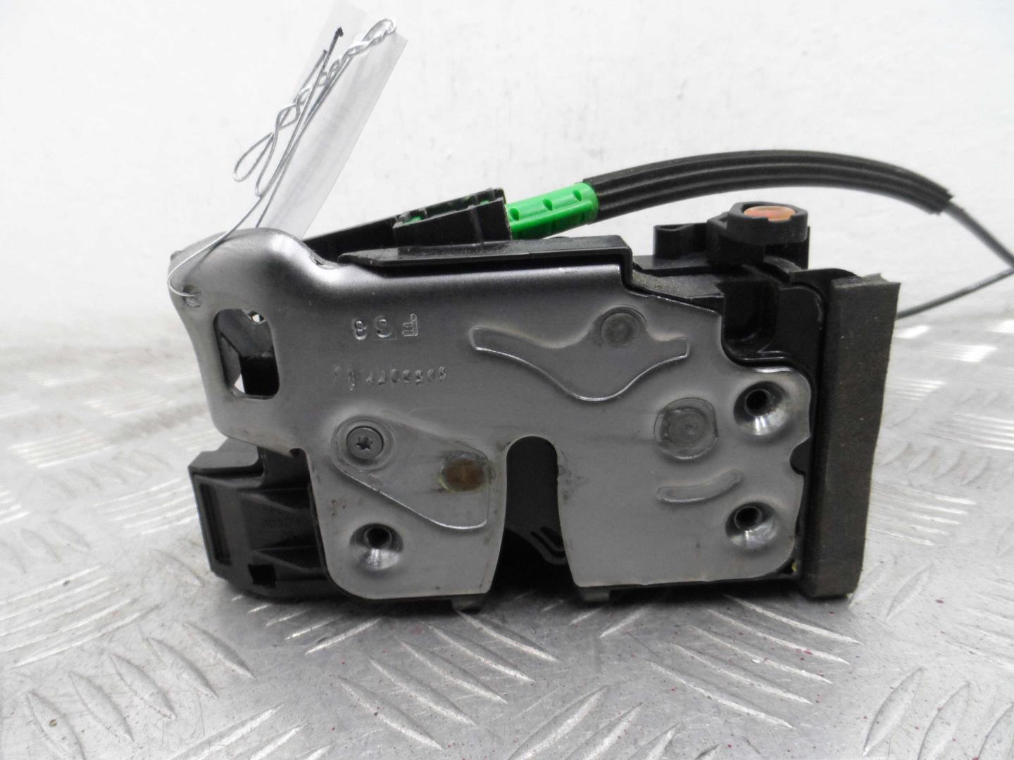 Замок двери передней левой