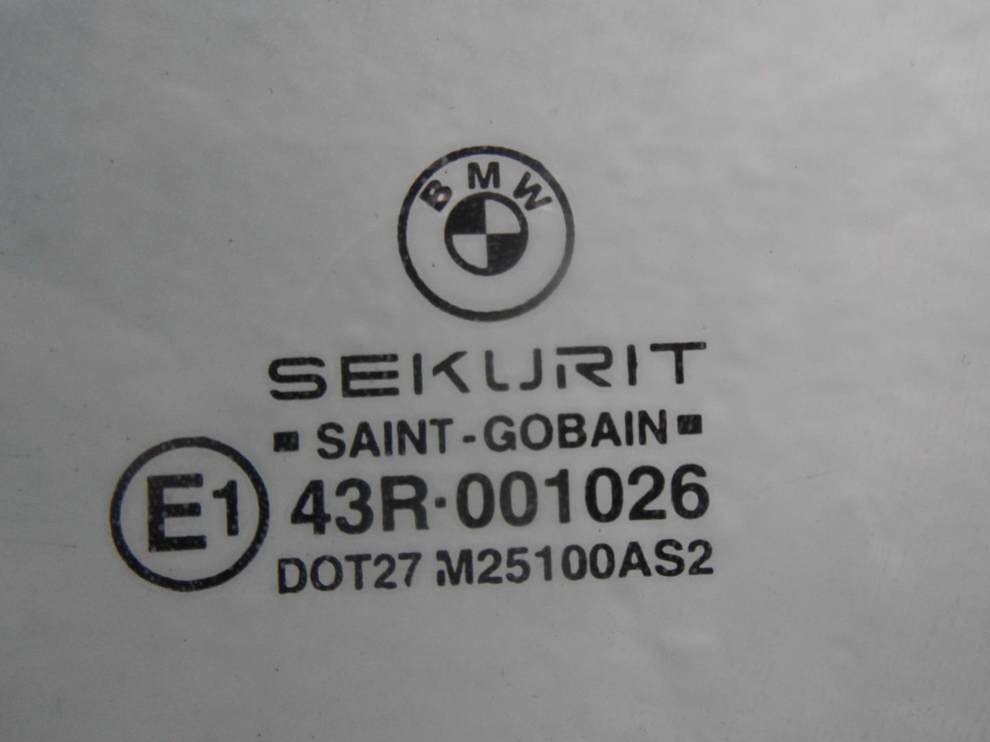 Стекло двери задней правой