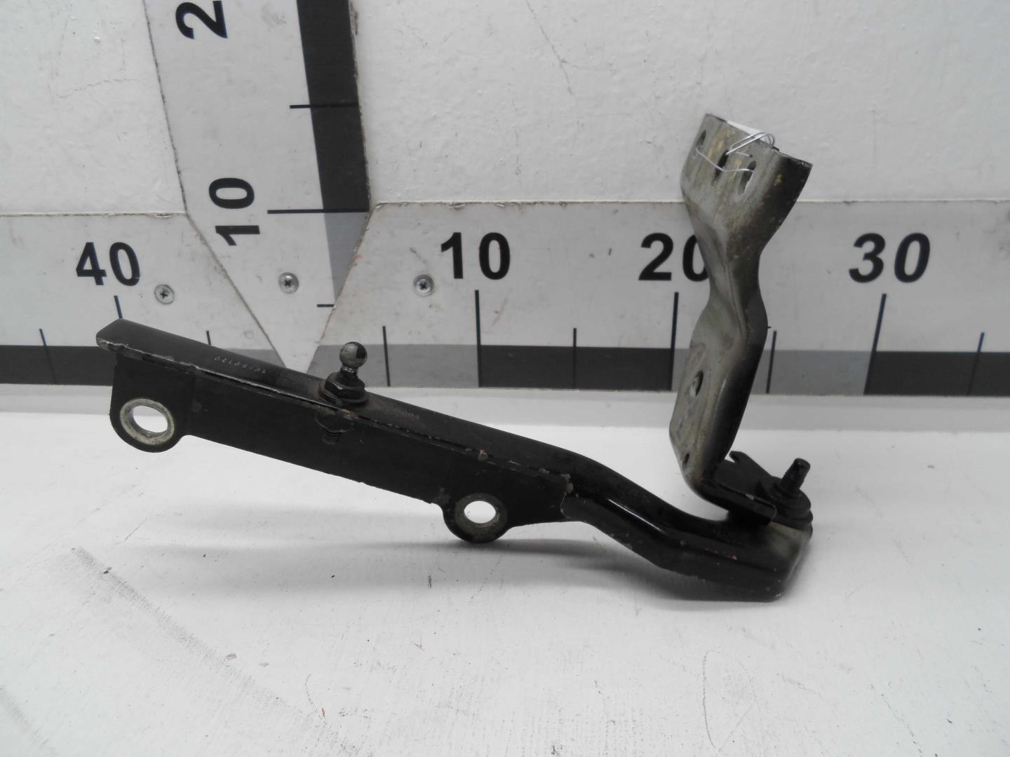 Петля капота левая