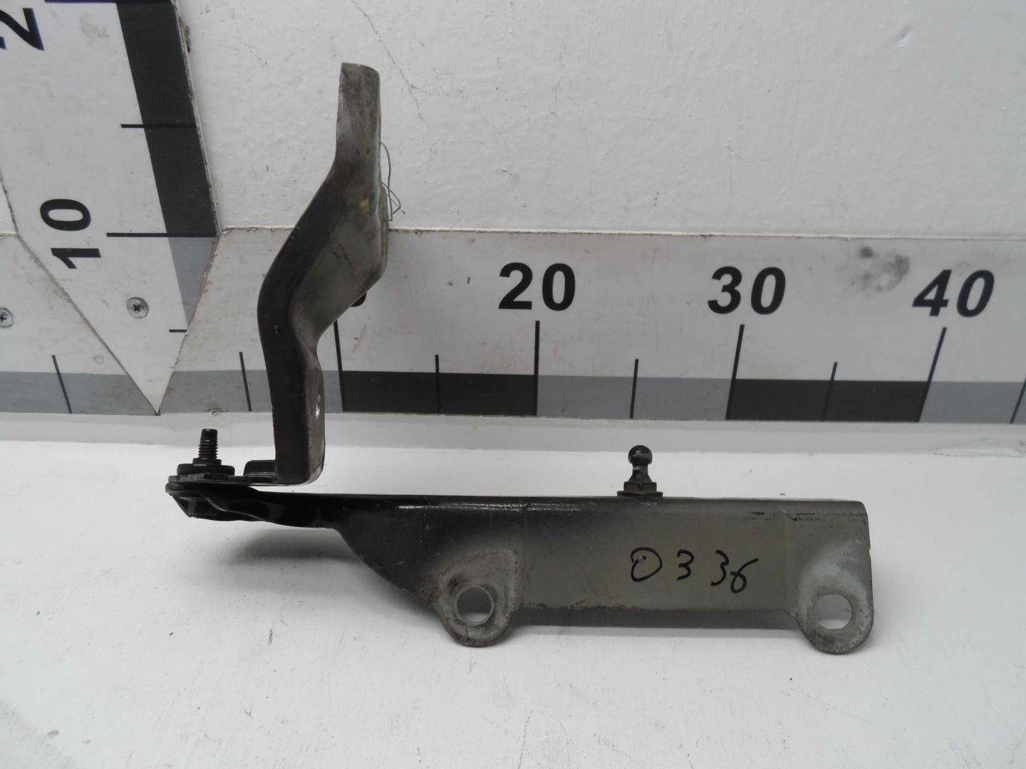 Петля капота левая