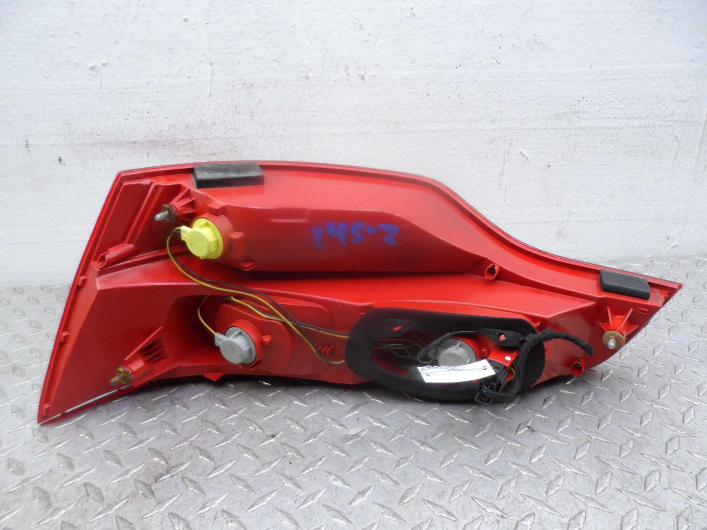 Фонарь задний наружный левый