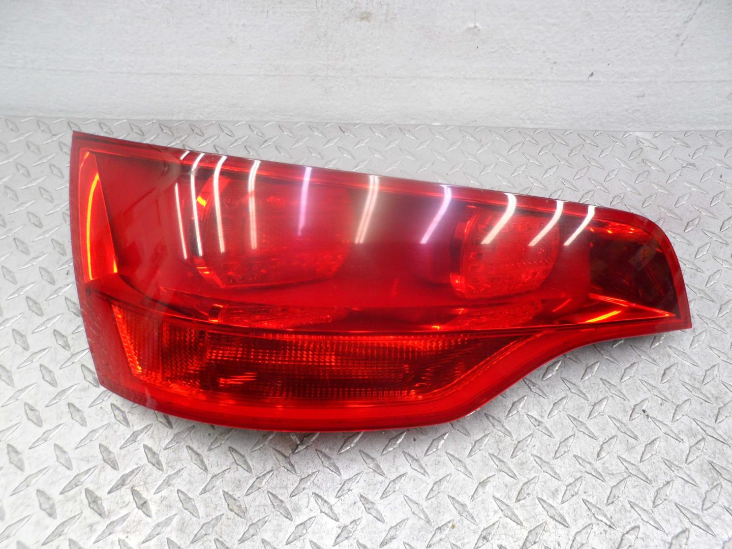 Фонарь задний наружный левый