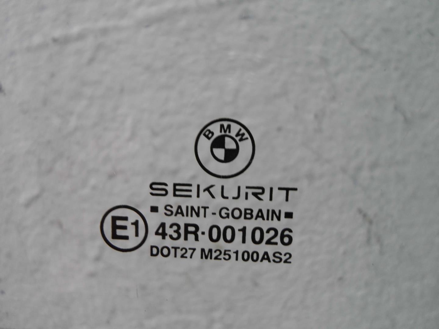 Стекло двери задней левой