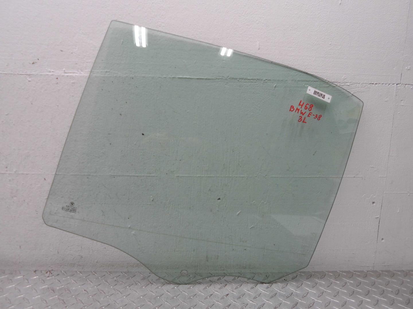 Стекло двери задней левой