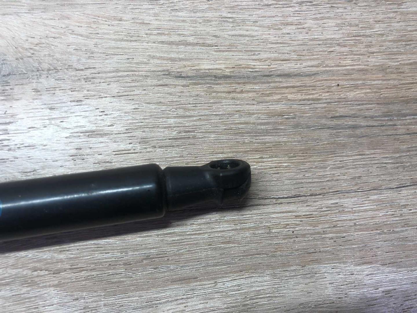 Амортизатор капота