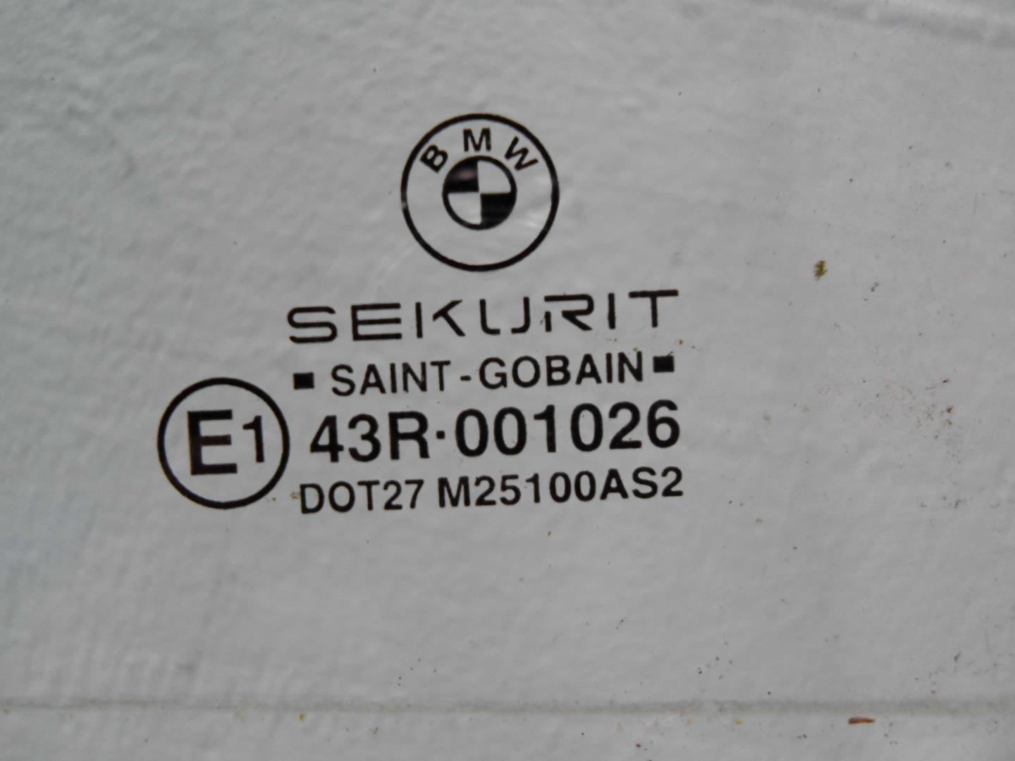 Стекло двери задней правой