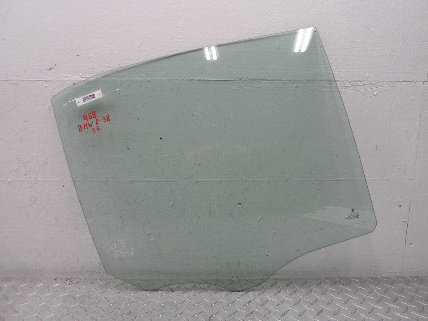 Стекло двери задней правой