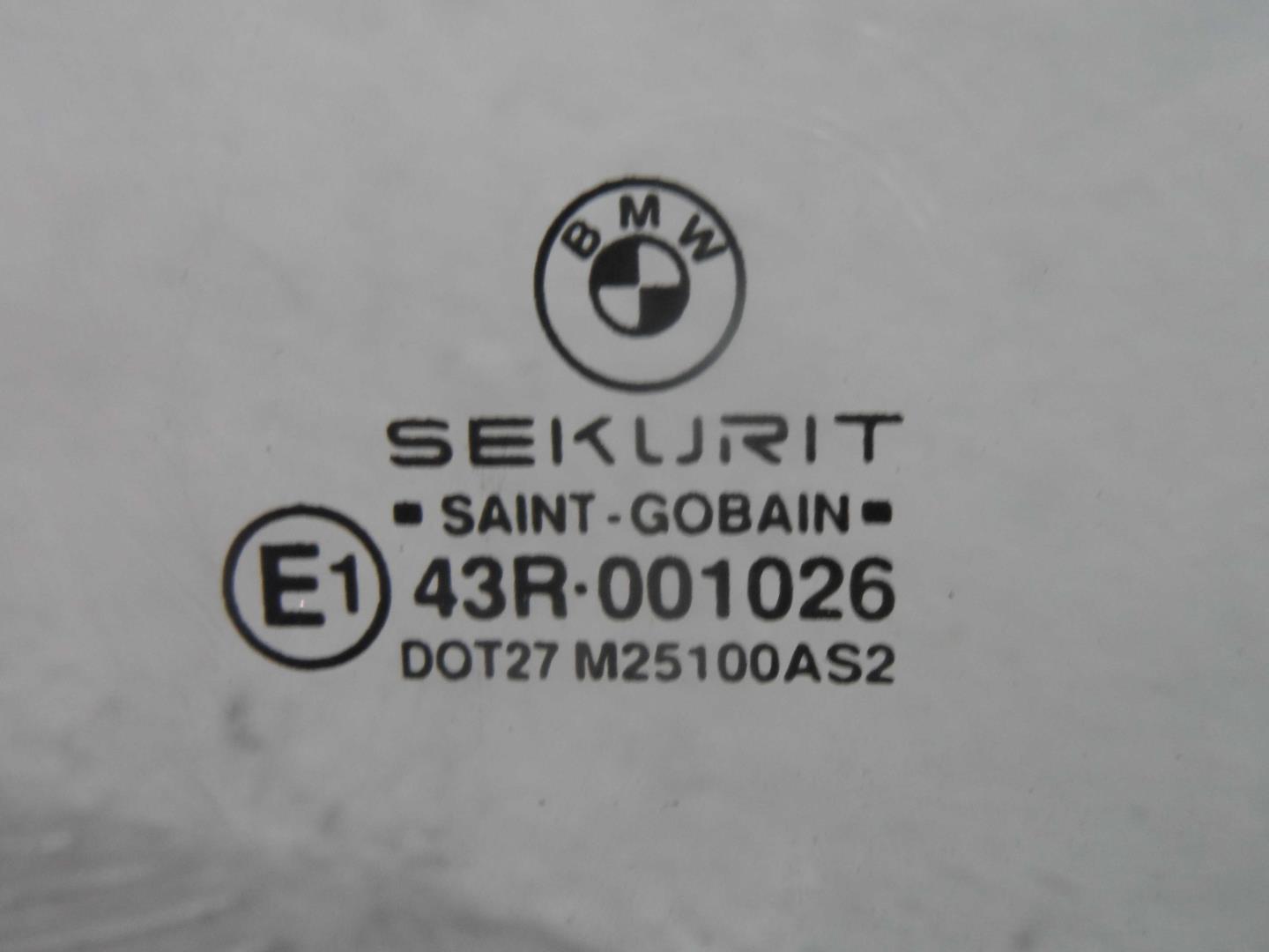 Стекло двери задней левой