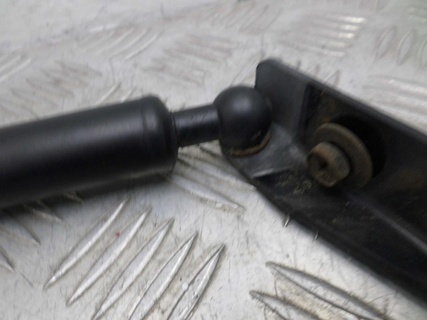 Амортизатор крышки багажника