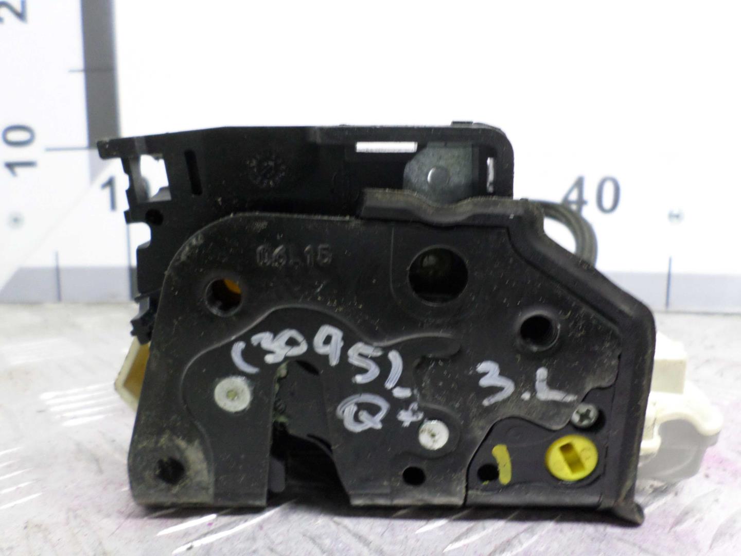 Замок двери задней левой