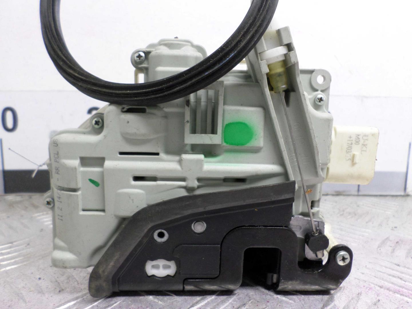 Замок двери задней левой