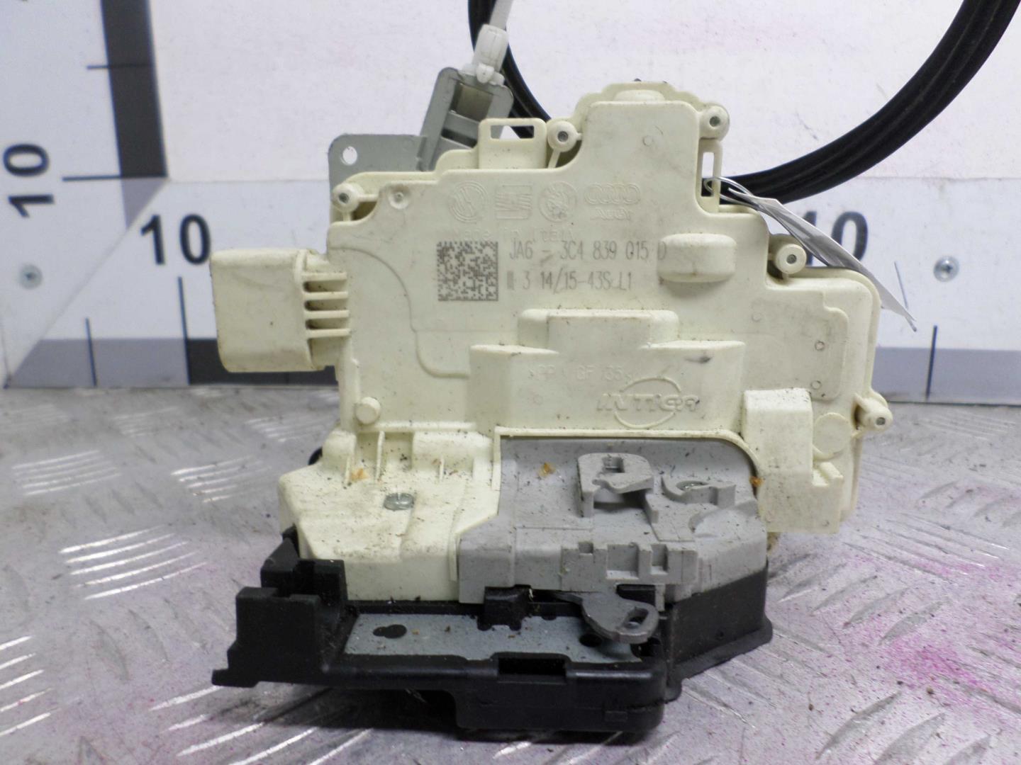 Замок двери задней левой