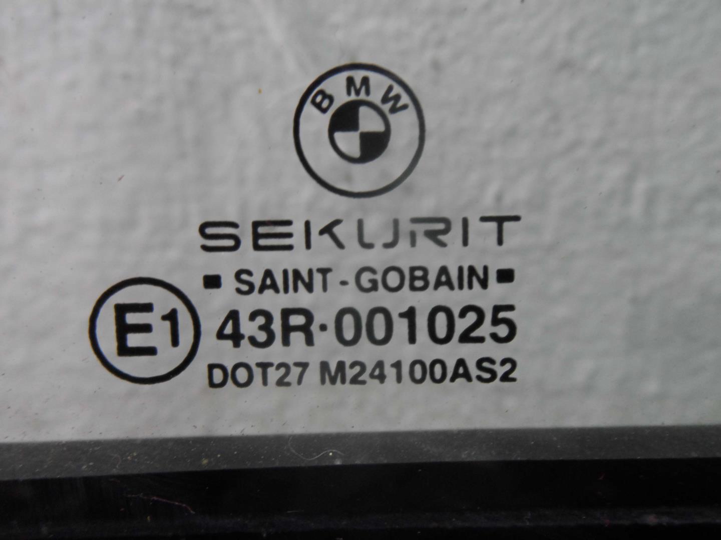 Стекло двери задней левой