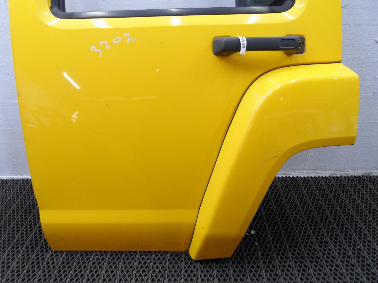 Замок двери задней левой