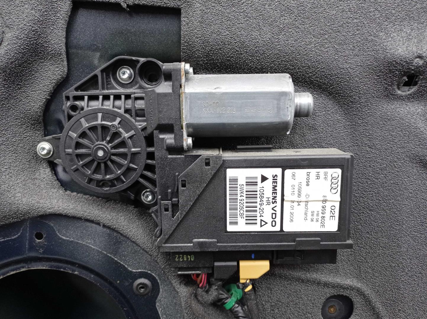 Стекло двери задней правой