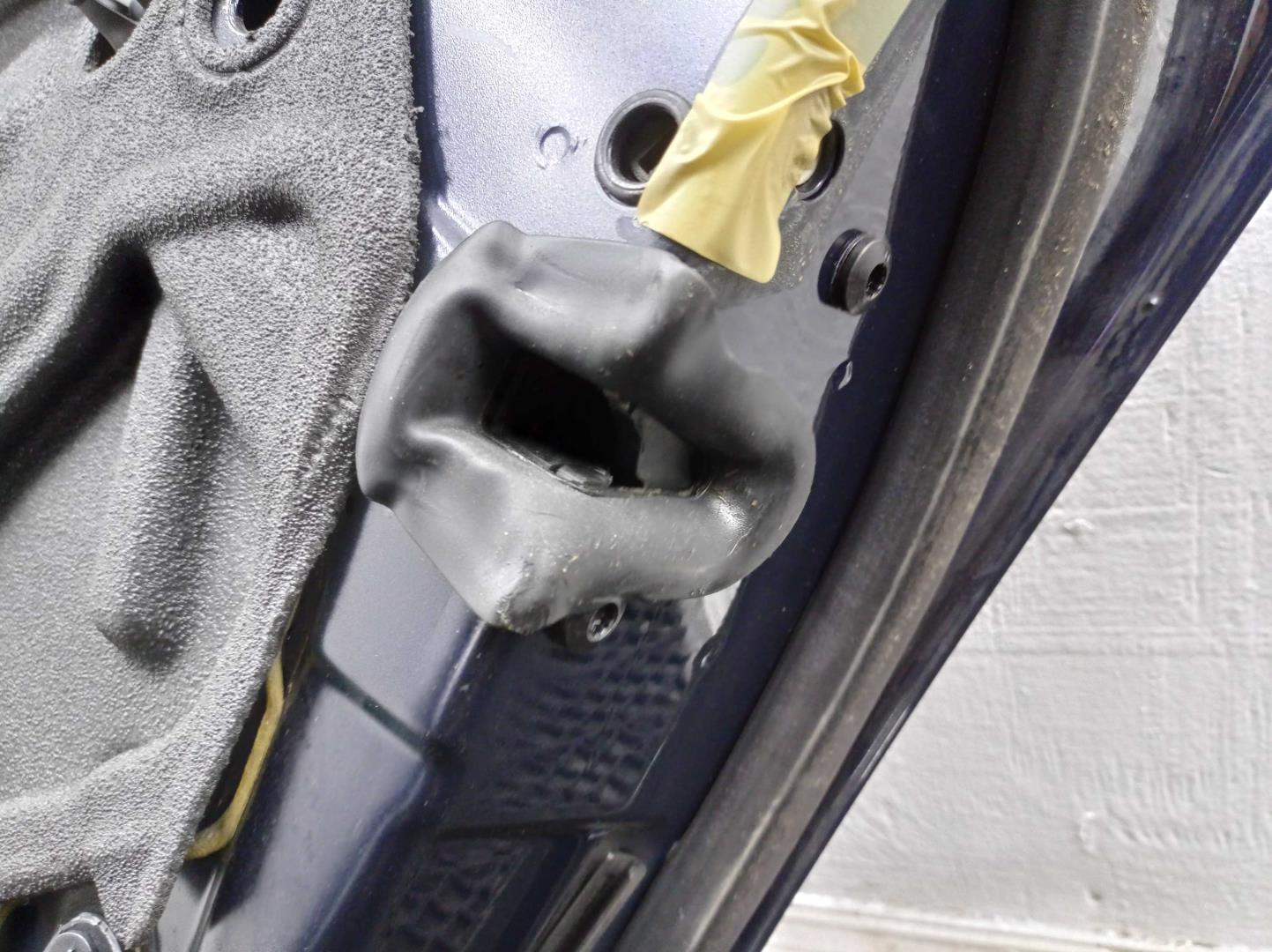 Стекло двери задней правой