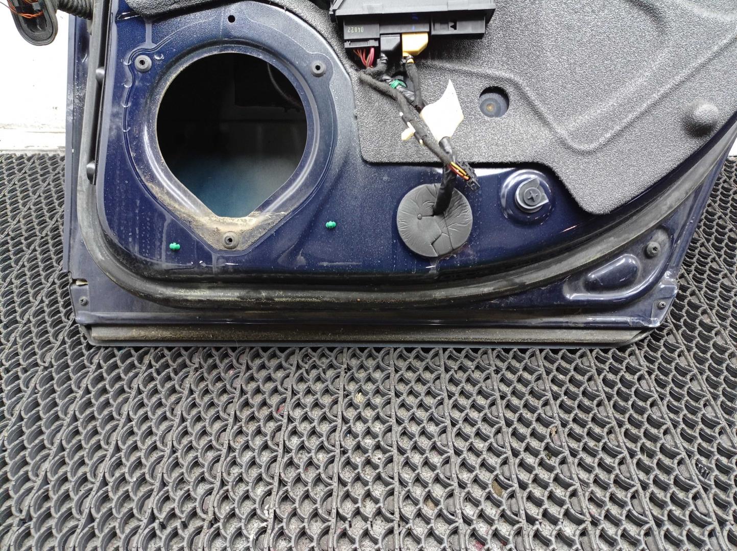 Стекло двери задней правой