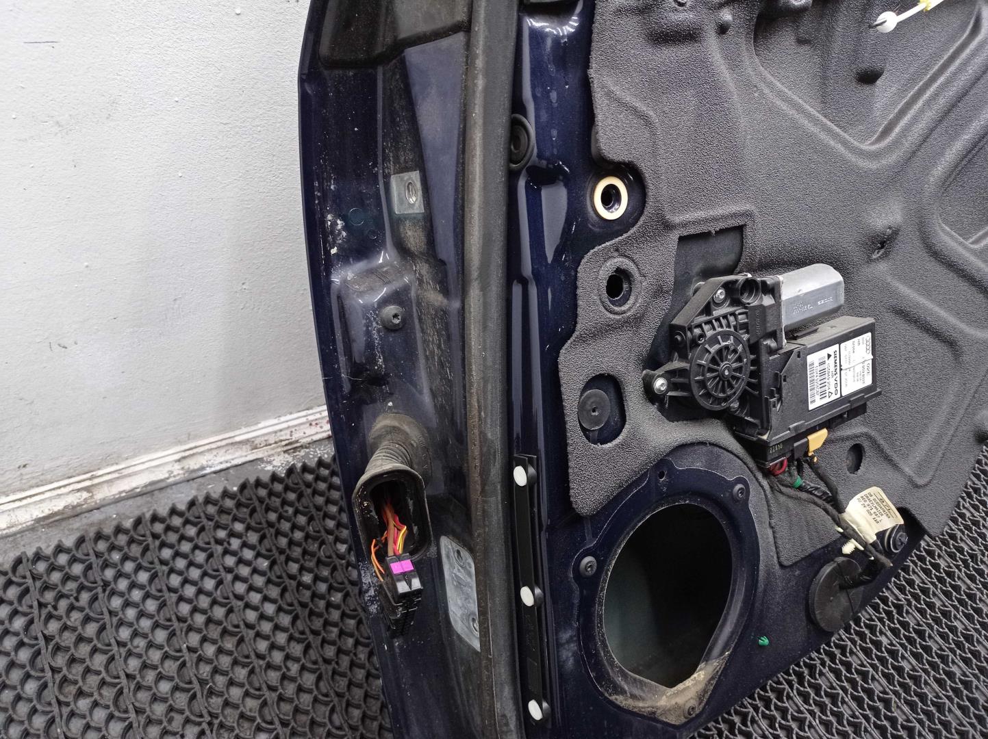 Стекло двери задней правой