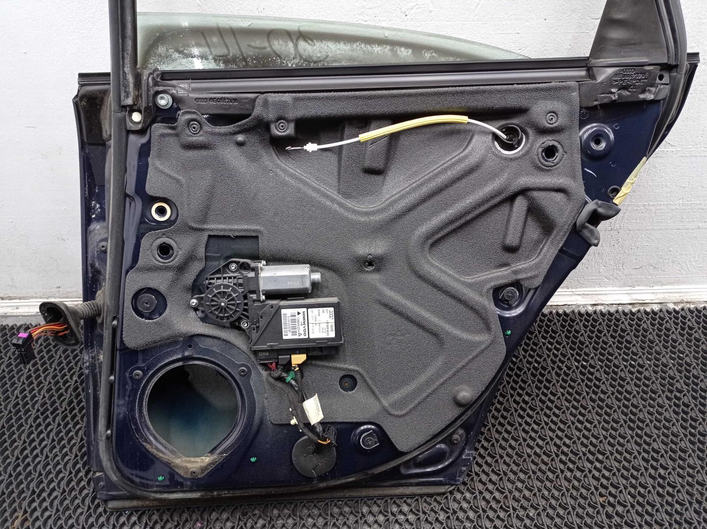 Стекло двери задней правой