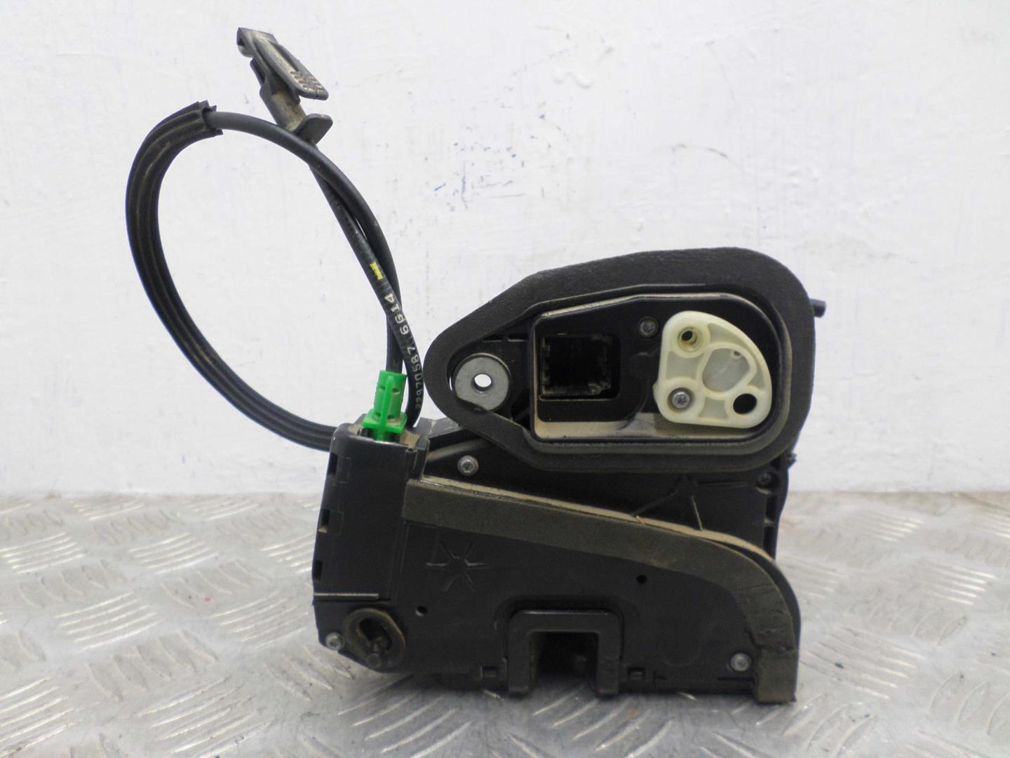 Замок двери задней правой