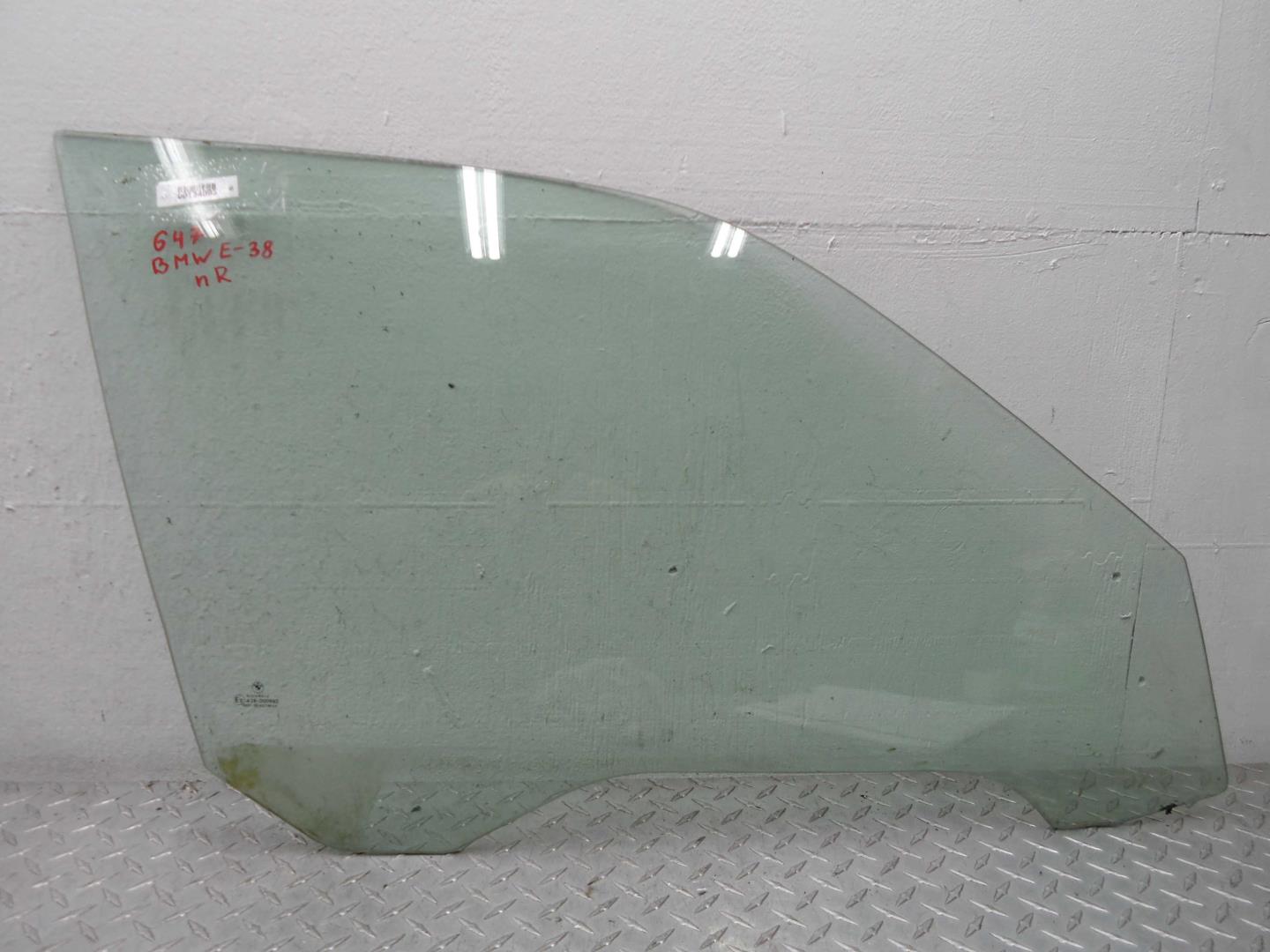 Стекло двери задней правой