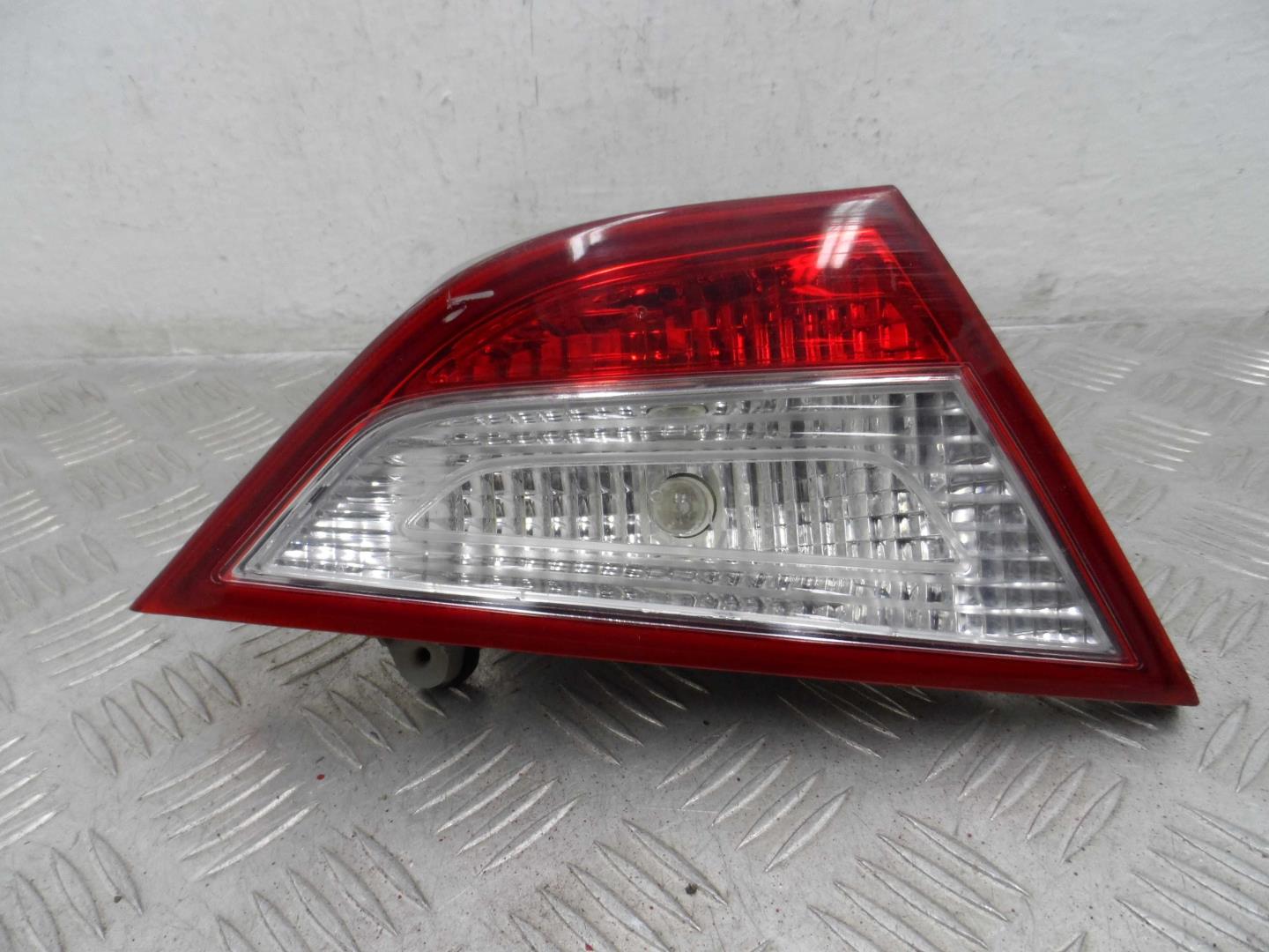 Фонарь задний внутренний левый