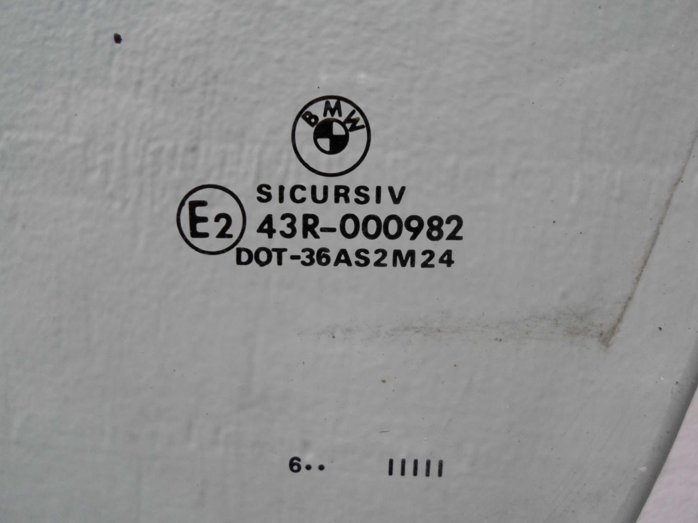 Стекло двери передней левой