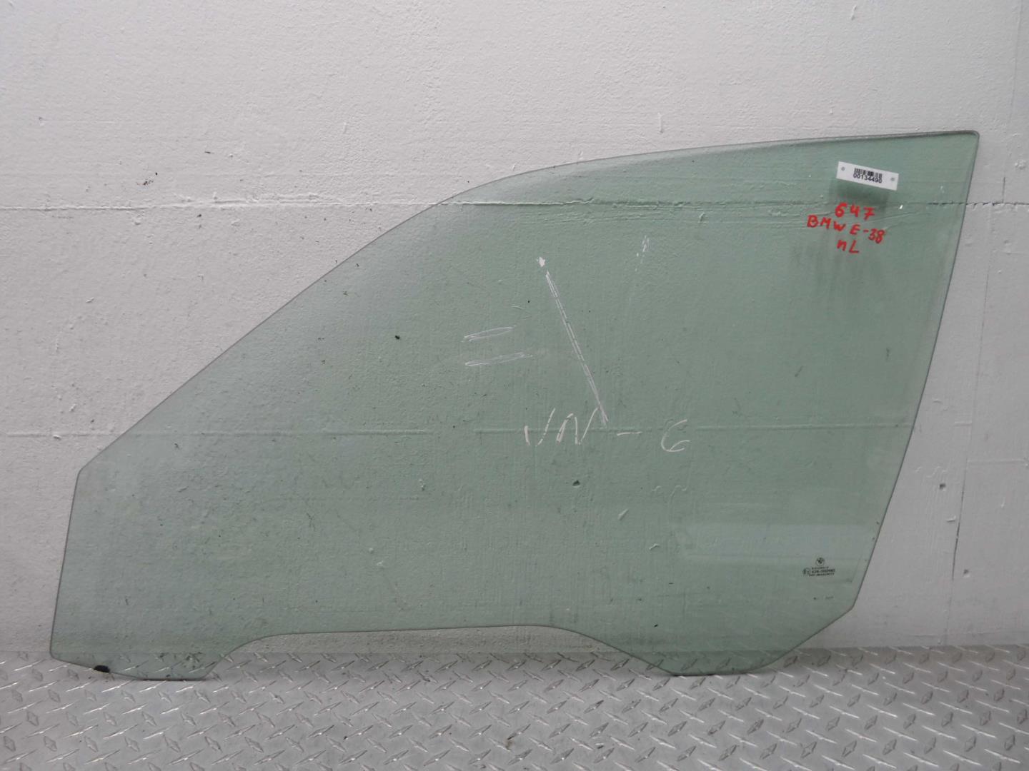 Стекло двери передней левой