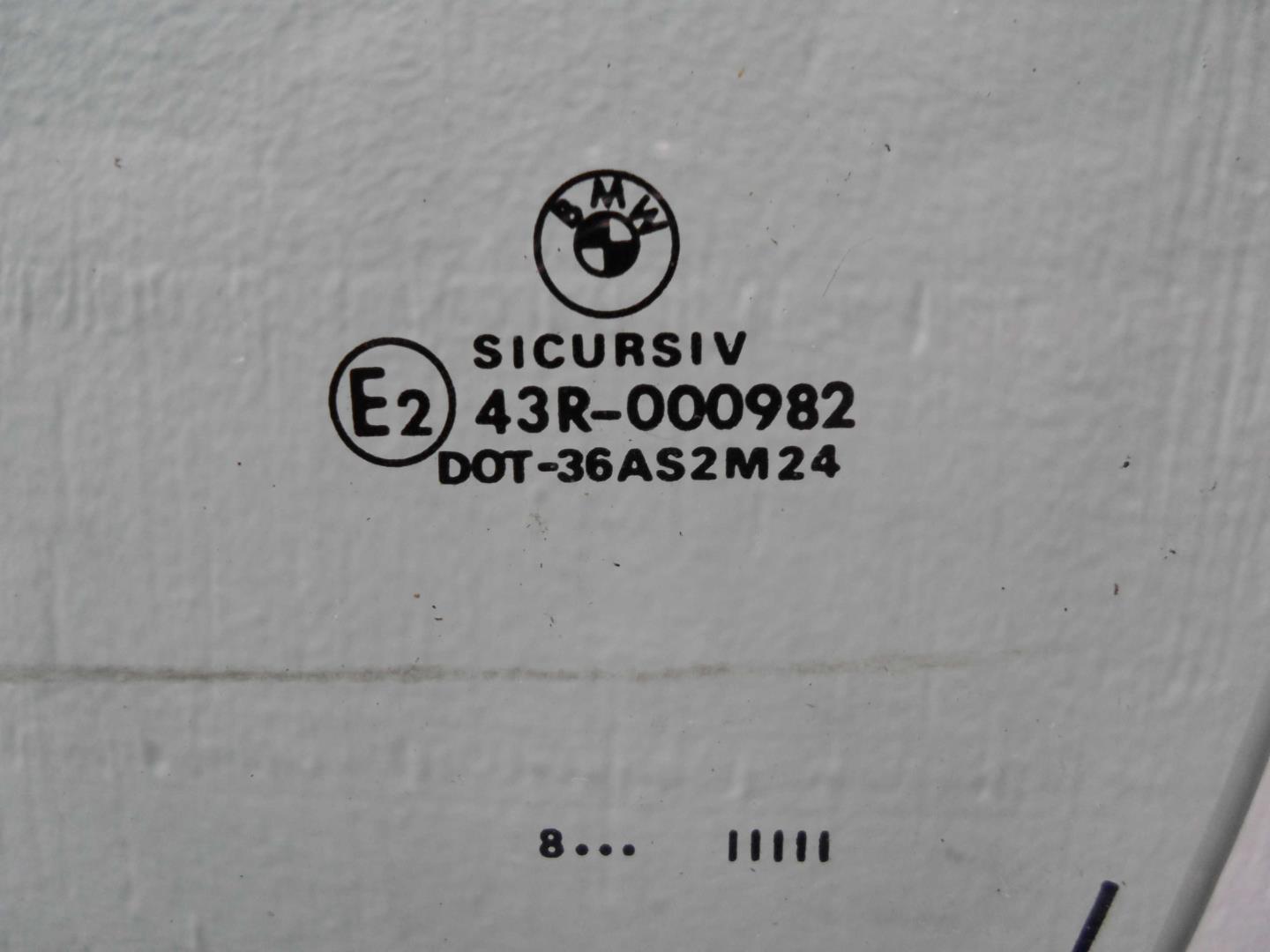 Стекло двери передней левой