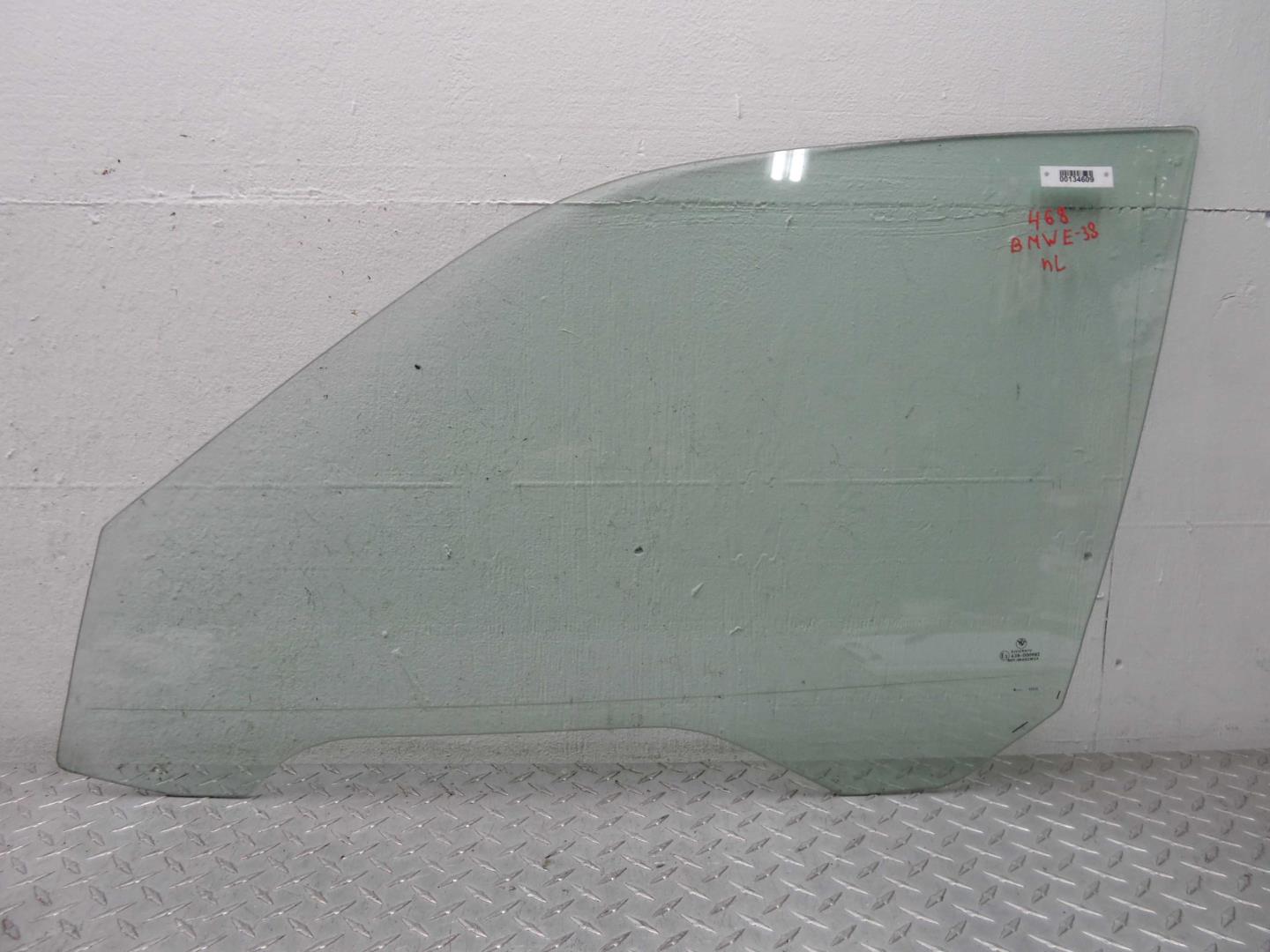 Стекло двери передней левой