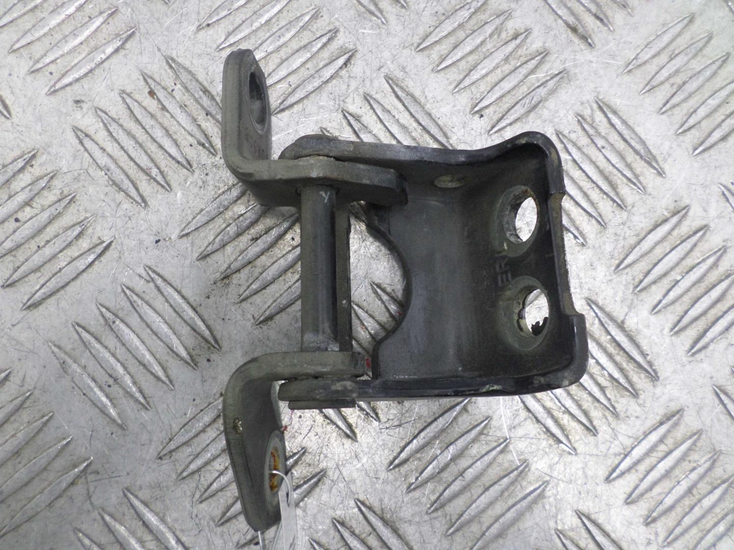 Петля двери