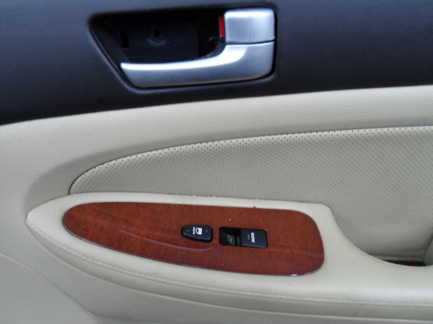 Замок двери передней правой