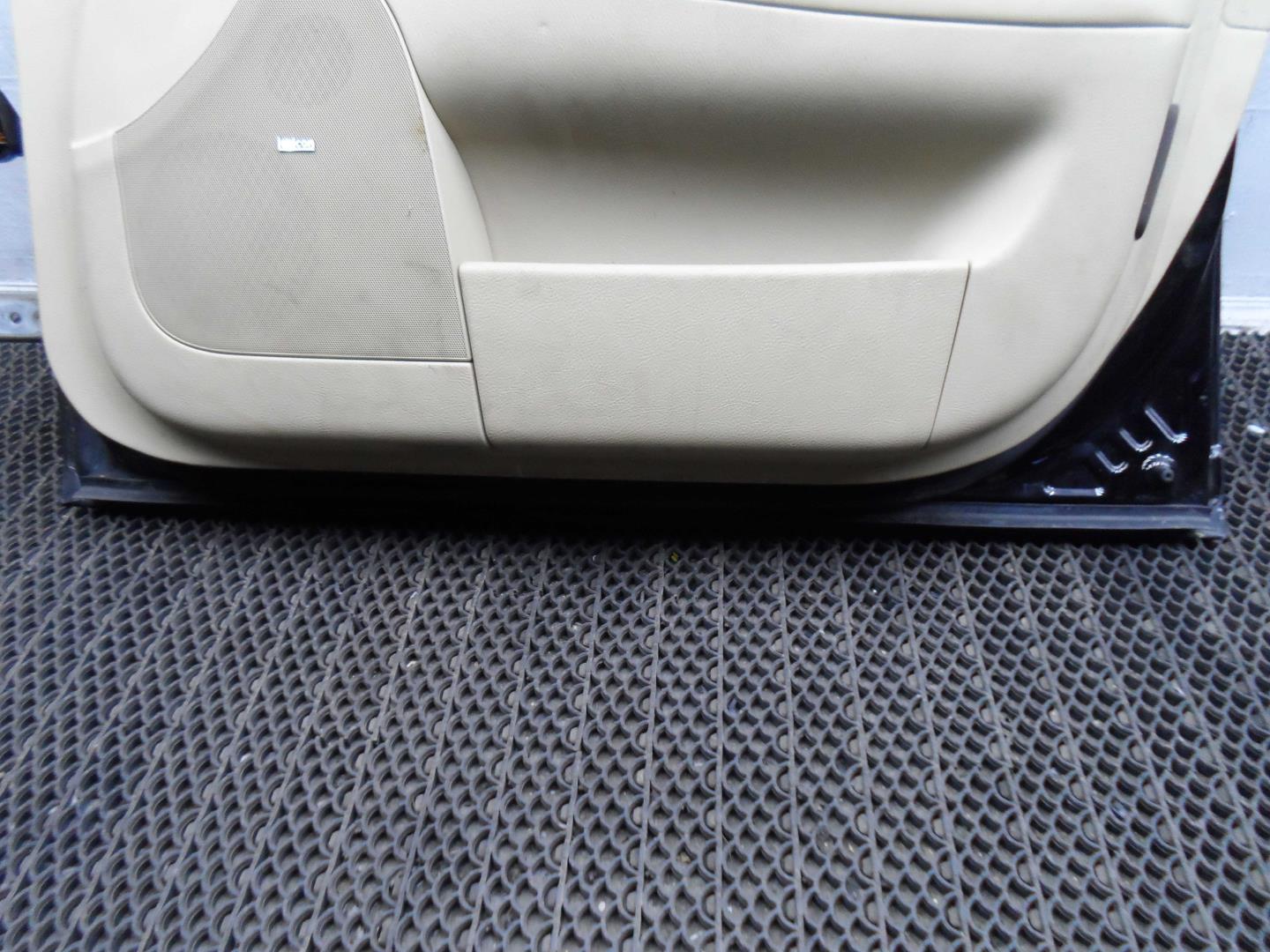 Замок двери передней правой