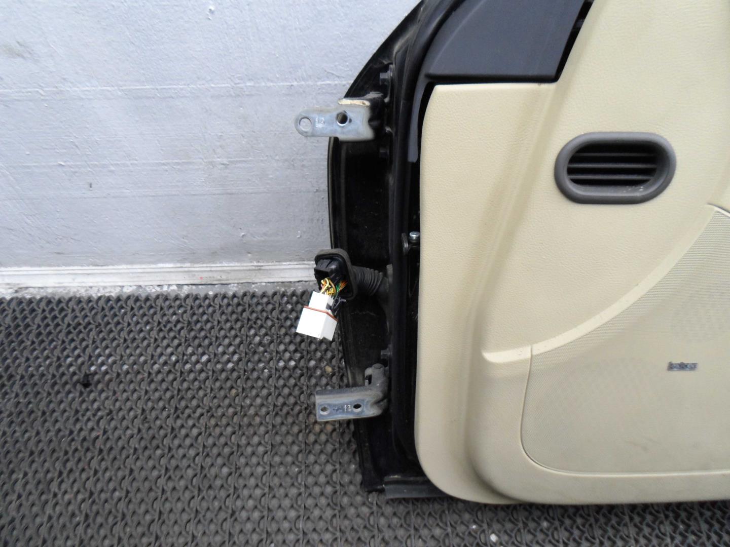 Замок двери передней правой