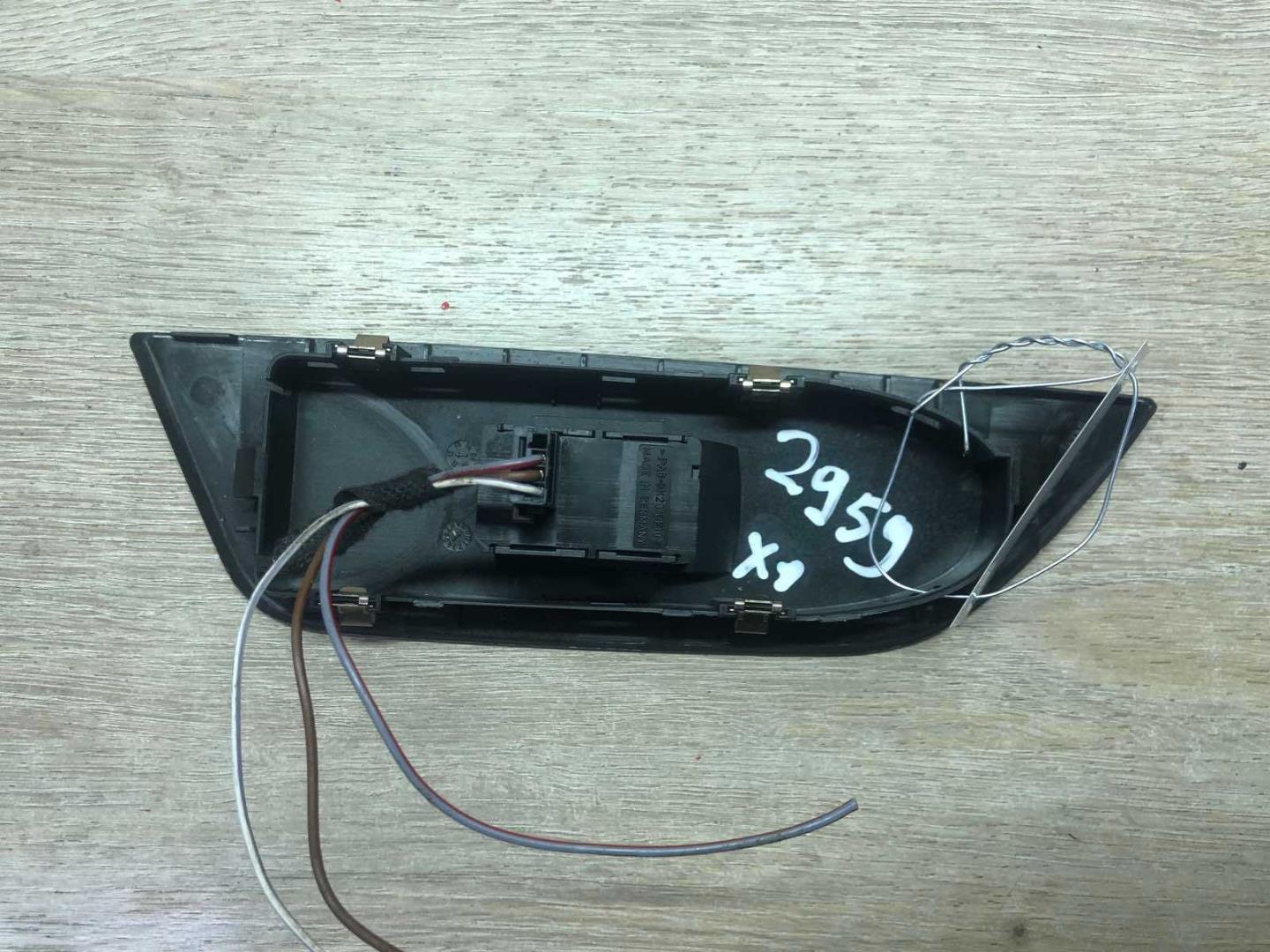 Кнопка стеклоподъемника