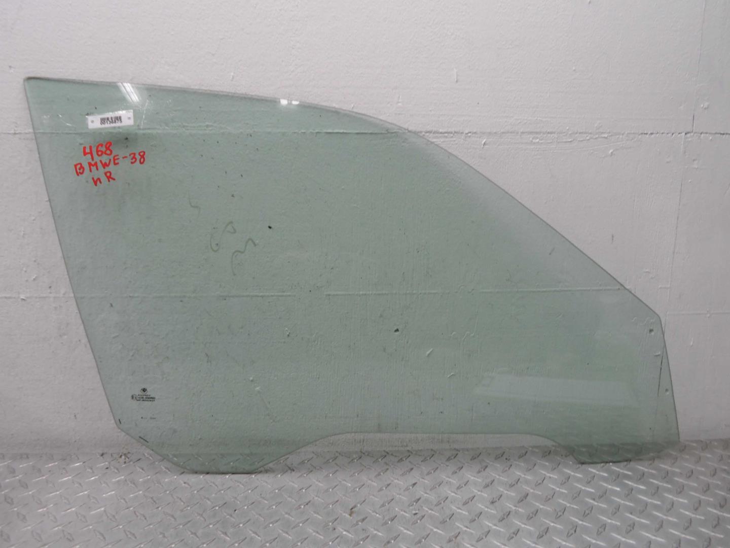 Стекло двери передней правой