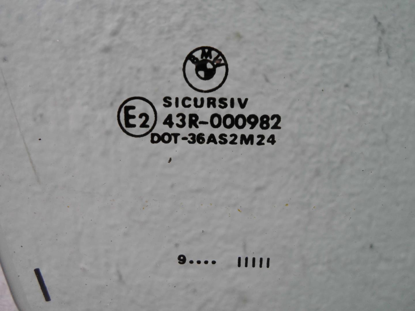 Стекло двери передней правой