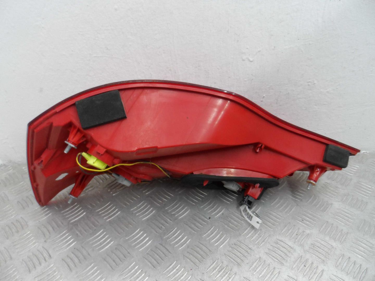 Фонарь задний наружный левый