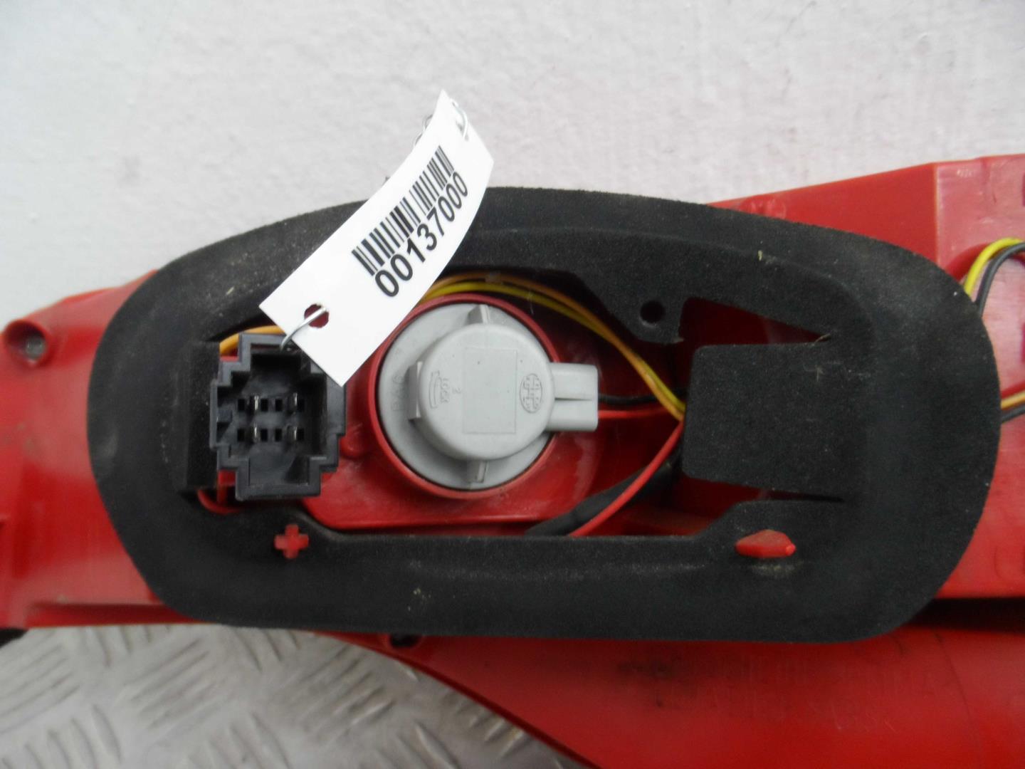 Фонарь задний наружный левый