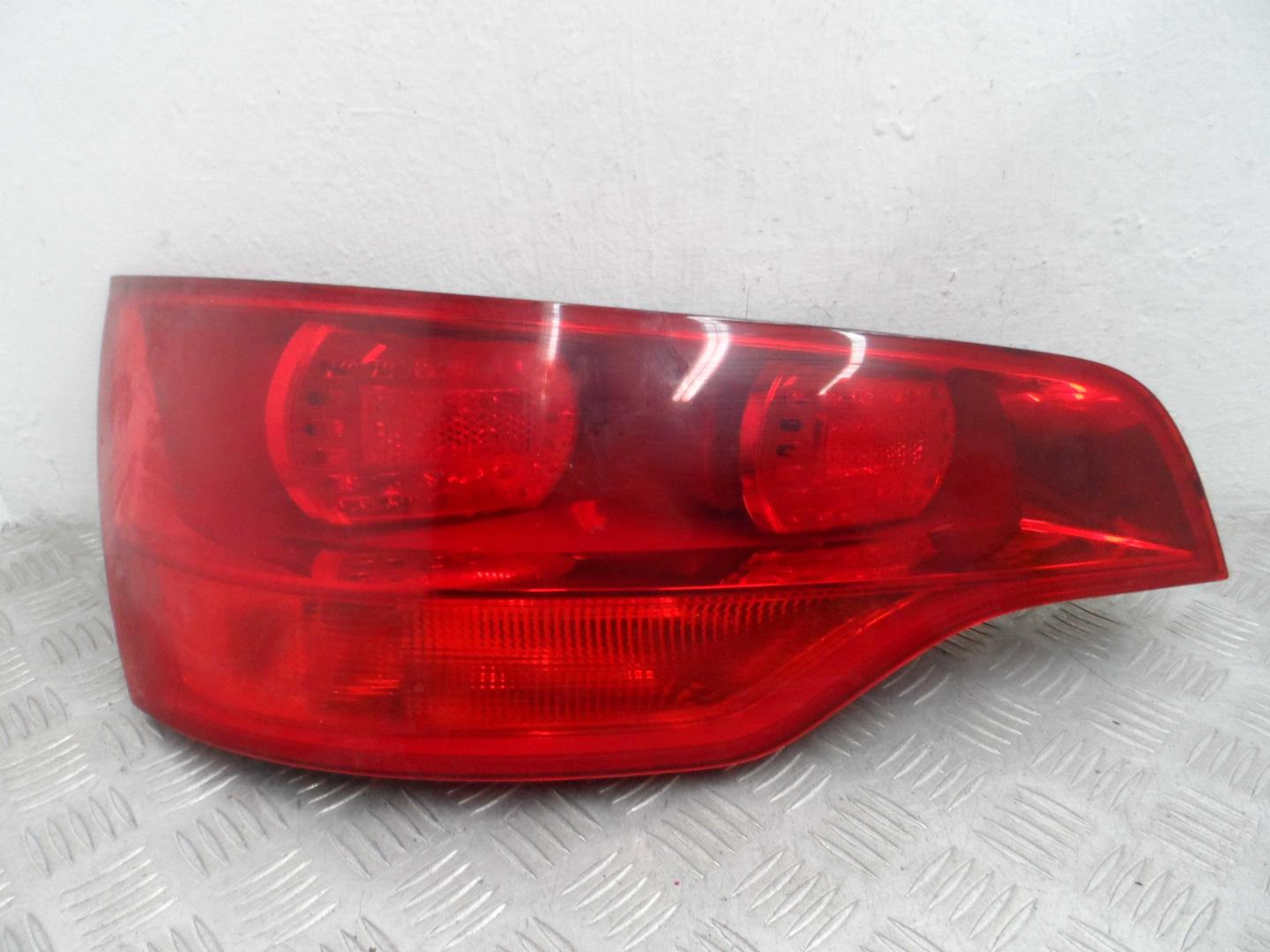 Фонарь задний наружный левый