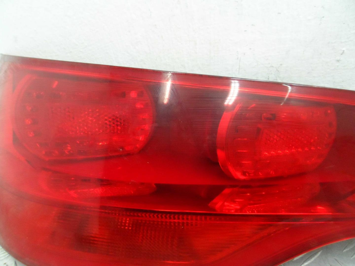 Фонарь задний наружный левый