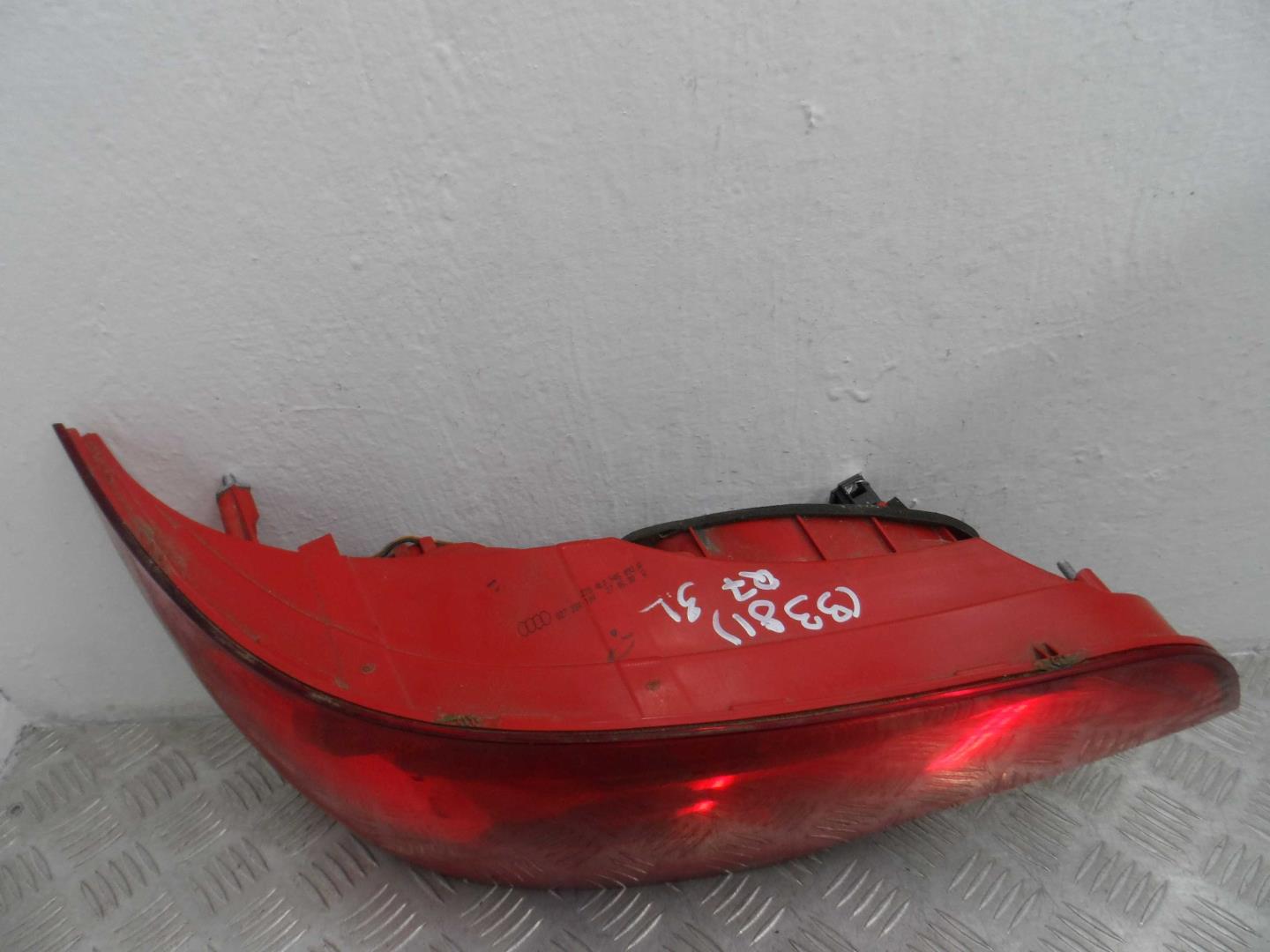 Фонарь задний наружный левый