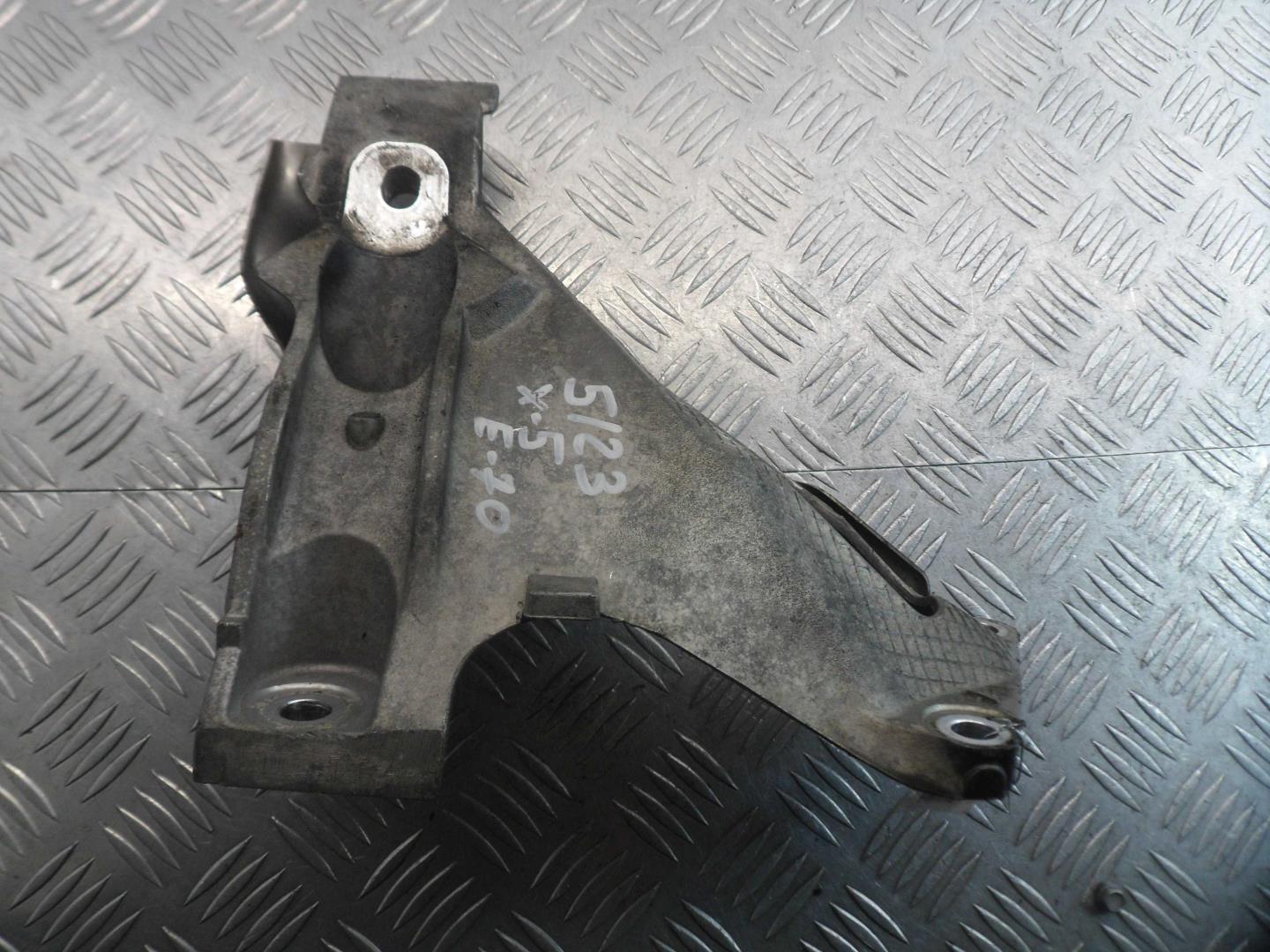 Кронштейн двигателя